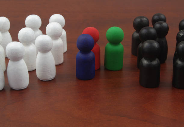 pessoas vermelhas, verdes e azuis figuram entre dois grupos de figuras brancas e negras. - surrounding leadership organization meeting - fotografias e filmes do acervo