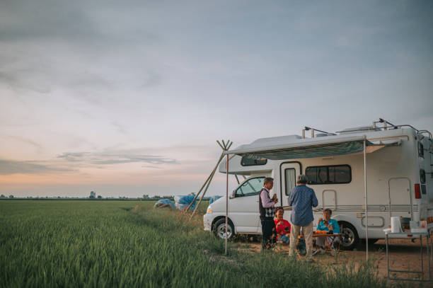 azjatyccy chińscy starsi przyjaciele jedzą kolację obok kampera zaparkowanego na polu ryżowym - motorhome zdjęcia i obrazy z banku zdjęć