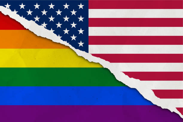 usa und regenbogenflagge zerrissen papier grunge hintergrund. konfliktbegriff und lgbt-rechte. usa vs lgbt-community-metapher. spannung und krise für bürgerrechte und gay pride, freiheit und liebeskonzept - gay man gay pride civil rights pride stock-fotos und bilder