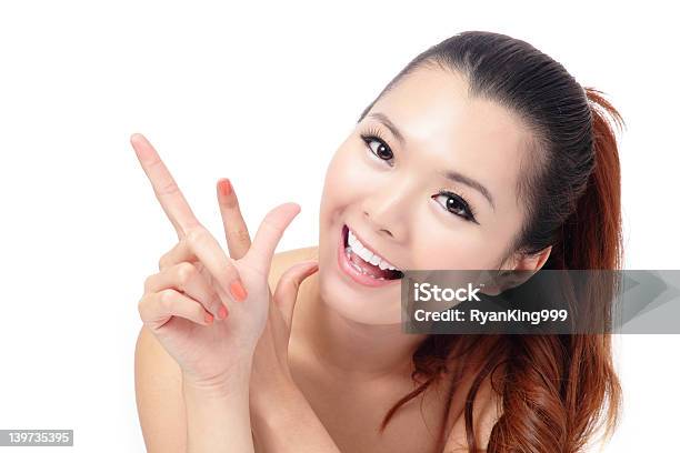 Nuevo Primer Plano De La Cara Sonriente Mujer Con La Mano Foto de stock y más banco de imágenes de Adulto