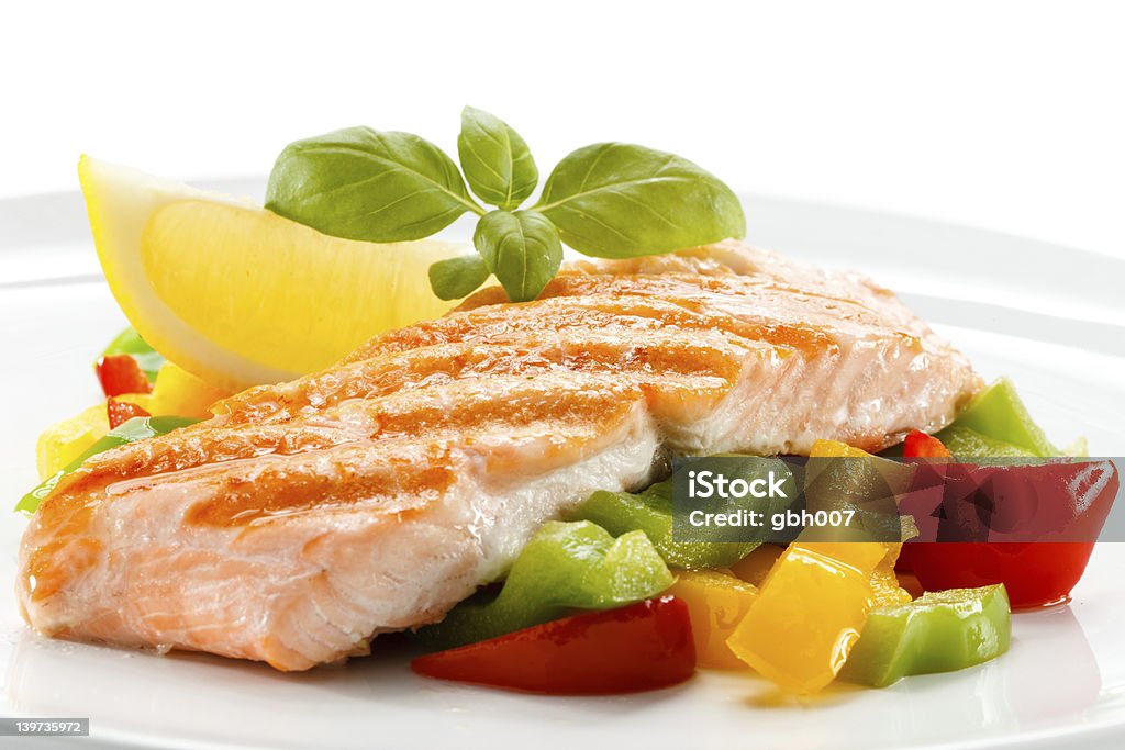 Salmone alla griglia e verdure - Foto stock royalty-free di Alimentazione sana