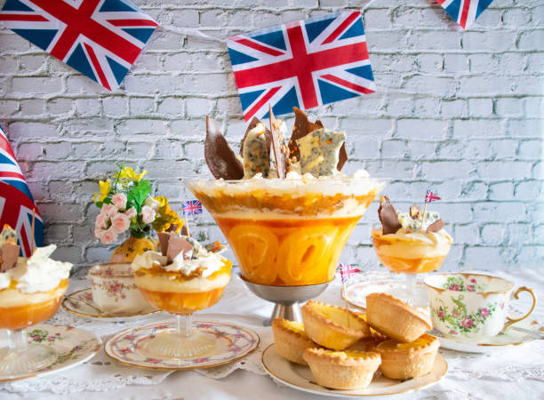 queen elizabeth platinum jubilee pudding jubilee trifle - british flag flag british culture old fashioned fotografías e imágenes de stock