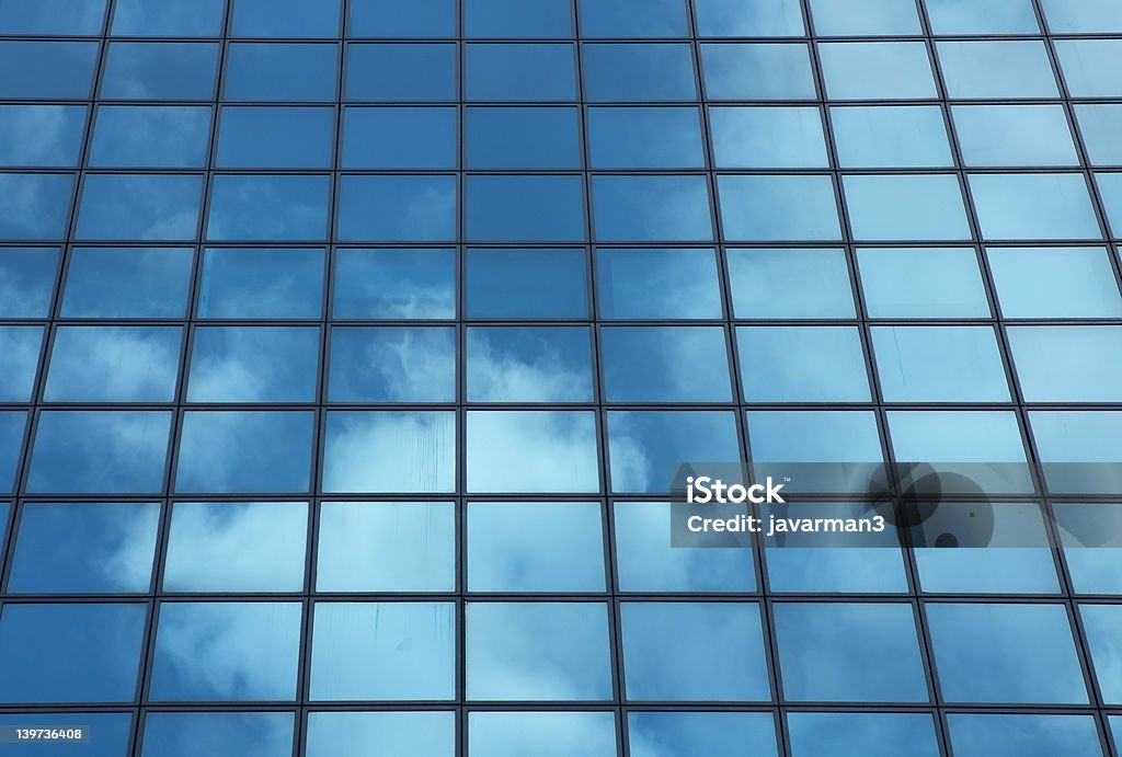 Неба, отражая в windows в офисное здание - Стоковые фото Архитектура роялти-фри