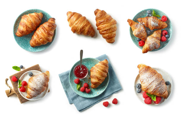 croissant appena sfornato su piatto blu - preserves croissant breakfast food foto e immagini stock