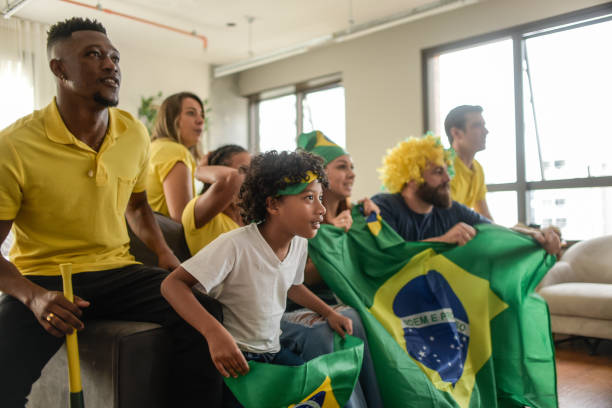 i tifosi brasiliani festeggiano il gol - real people enjoyment happiness confidence foto e immagini stock