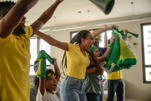 i tifosi brasiliani festeggiano il gol - real people enjoyment happiness confidence foto e immagini stock