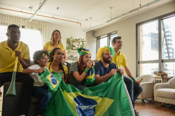 i tifosi brasiliani festeggiano il gol - real people enjoyment happiness confidence foto e immagini stock