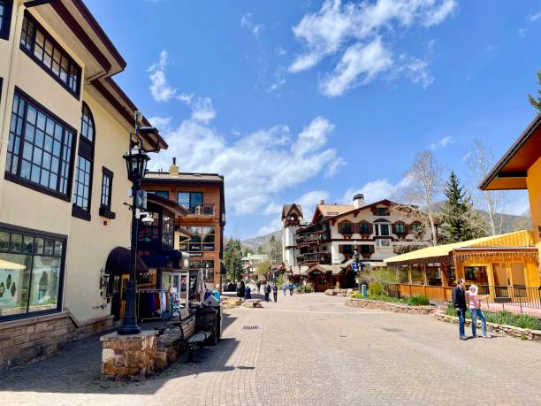 vail, colorado - style suisse à resort town - aspen highlands photos et images de collection