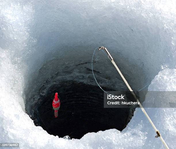 Photo libre de droit de Ligne Dans Le Trou banque d'images et plus d'images libres de droit de Minnesota - Minnesota, Pêche sur la banquise, Glacé