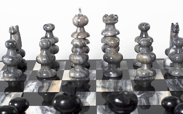 pezzi di scacchi bianco-oppositori vista - chess positioning strategy individuality foto e immagini stock