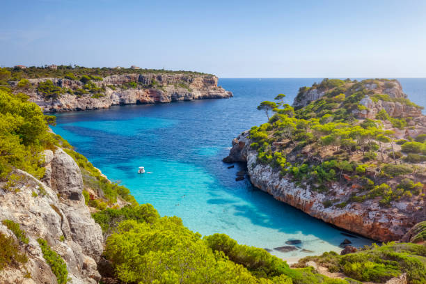 caló des moro (cala de sa comuna) sulla costa orientale dell'isola spagnola delle baleari di maiorca / spagna - baia foto e immagini stock