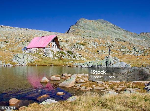 Cabana De Madeira E Um Glacial Lago No Parque Nacional De Pirin - Fotografias de stock e mais imagens de Proteção