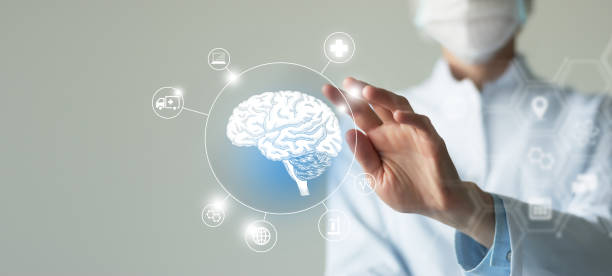 nierozpoznawalna lekarka trzymająca w rękach graficzny wirtualny model wizualizacji narządu mózgu. wiele wirtualnych ikon medycznych. - neurotransmission zdjęcia i obrazy z banku zdjęć