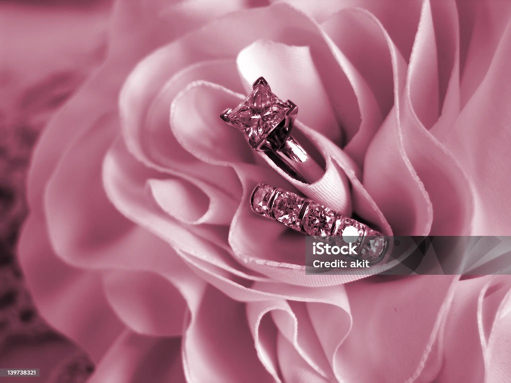 Alianças de casamento em tom suave cor-de-rosa - Foto de stock de Abstrato royalty-free