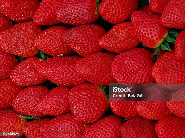 Fresas Foto de stock y más banco de imágenes de Agosto - Agosto, Alimento, Amor - Sentimiento