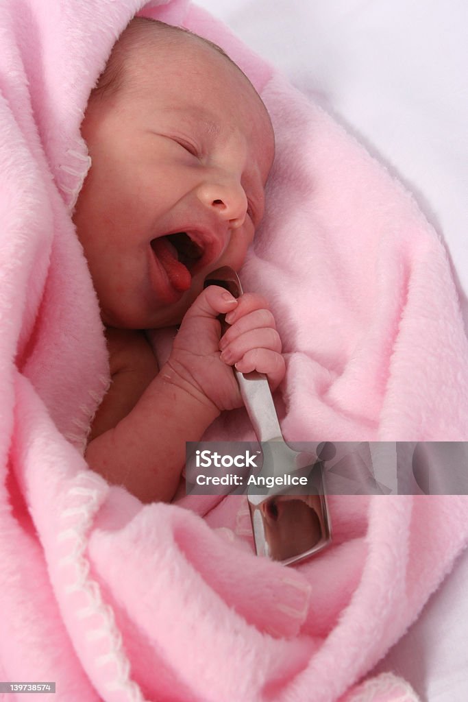 가지고 태어난 아기는 실버 숟가락 자녀의 구강 내 - 로열티 프리 건강관리와 의술 스톡 사진