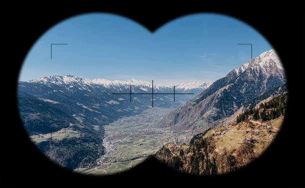 vista a una cabra, cabra billy en las montañas, alpes a través de gafas de campo, binoculares - pursuit binoculars mountain sky fotografías e imágenes de stock