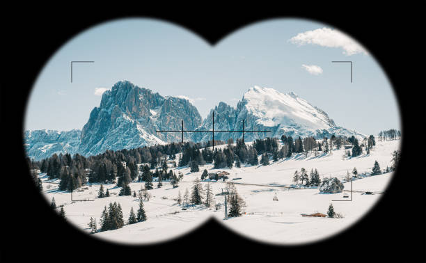 vista en seiser alm en tirol del sur a través de gafas de campo, binoculares - pursuit binoculars mountain sky fotografías e imágenes de stock