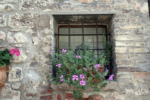 fenêtre assise 2 - rose window assisi wall umbria photos et images de collection