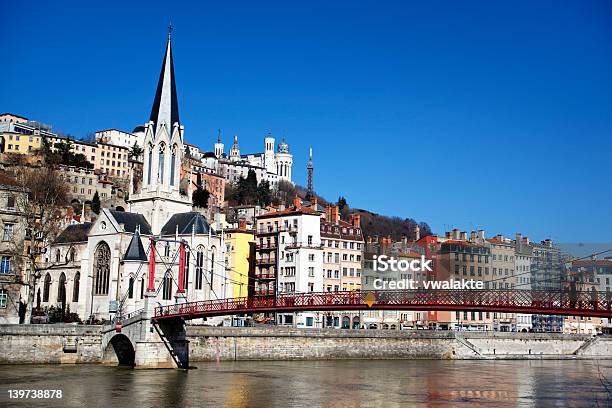 Kładka Czerwony I Biały Kościół W Lyon Francja - zdjęcia stockowe i więcej obrazów Architektura - Architektura, Bazylika, Bez ludzi