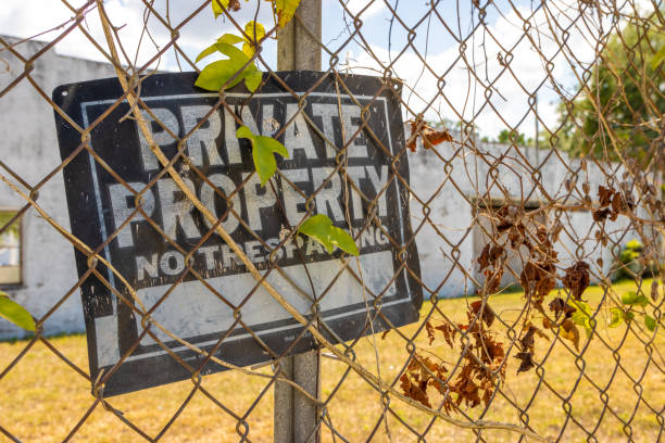 istock Private property sign on abandoned fence 1397391589