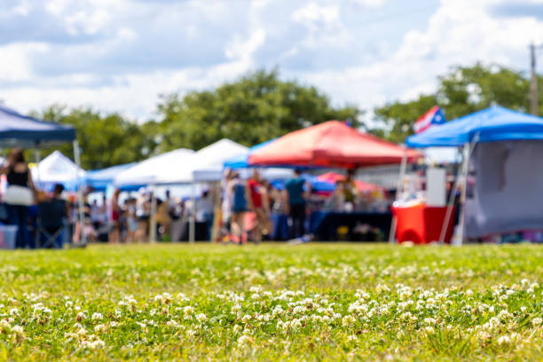 immagine sfocata di un festival del fine settimana - farmers market foto e immagini stock