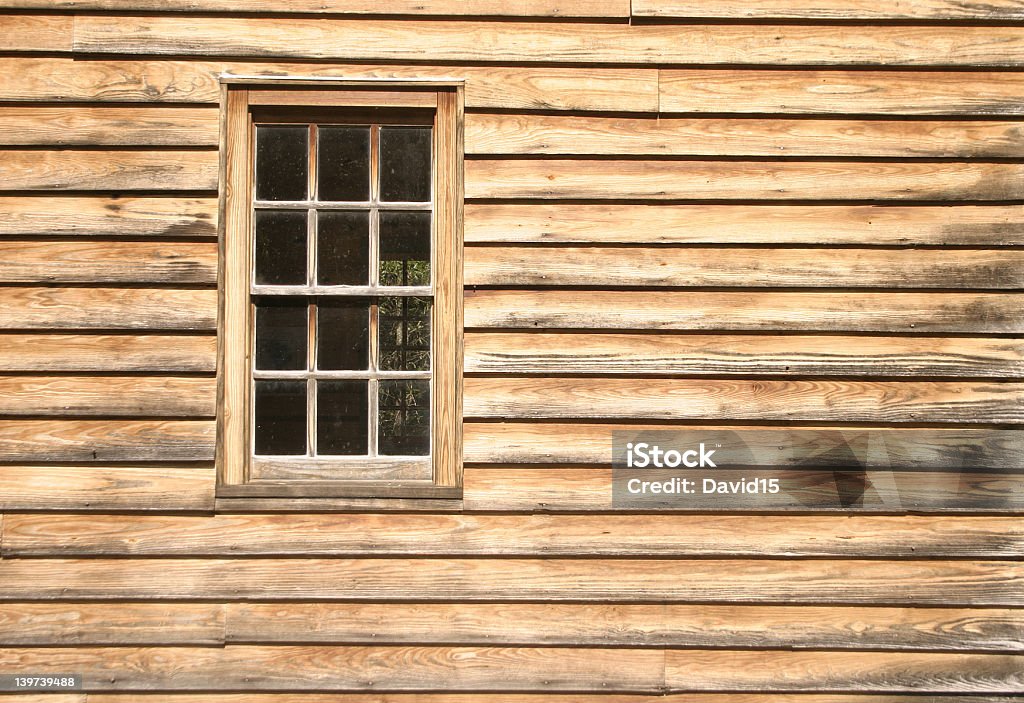 Rústica pared Colonial y ventana - Foto de stock de Cabaña de madera libre de derechos
