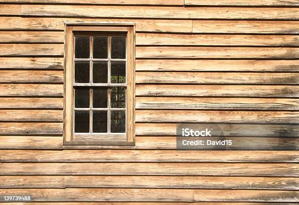 Rústica Pared Colonial Y Ventana Foto de stock y más banco de imágenes de Cabaña de madera - Cabaña de madera, Cabina - Interior del vehículo, Casa