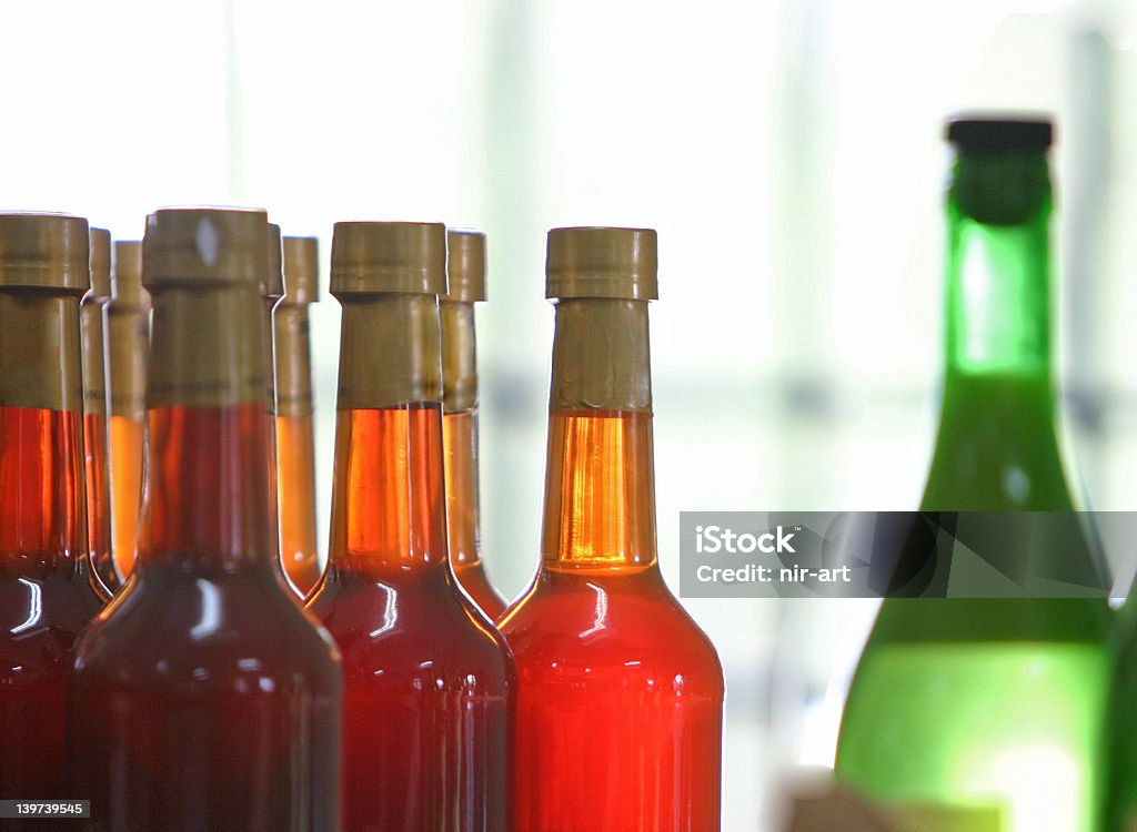 Bottiglie di rosso e verde - Foto stock royalty-free di Aceto