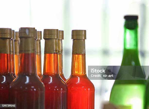 Bottiglie Di Rosso E Verde - Fotografie stock e altre immagini di Aceto - Aceto, Acqua, Bicchiere