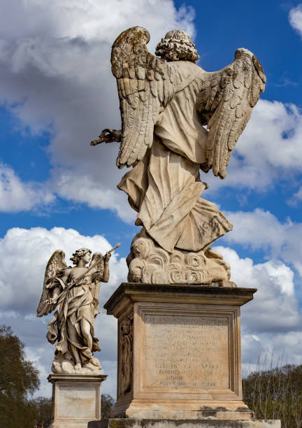 ローマのサンタンジェロ橋の天使の像。 - ponte sant angelo ストックフォトと画像