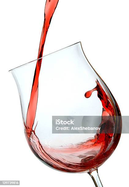 Красные Вина Стекла — стоковые фотографии и другие картинки Алкоголь - напиток - Алкоголь - напиток, Брызги, Вертикальный