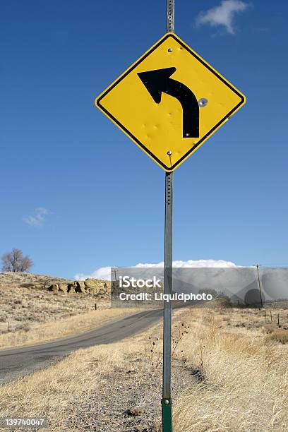 Afiado Placa De Proibido Virar À Esquerda - Fotografias de stock e mais imagens de Afiado - Afiado, Amarelo, Azul