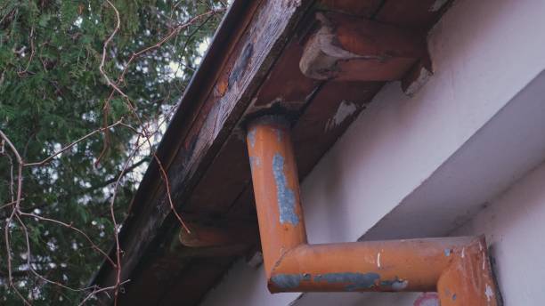 vecchio tubo di grondaia arrugginito montato sul tetto di legno in decomposizione che perde - water pipe rusty dirty equipment foto e immagini stock