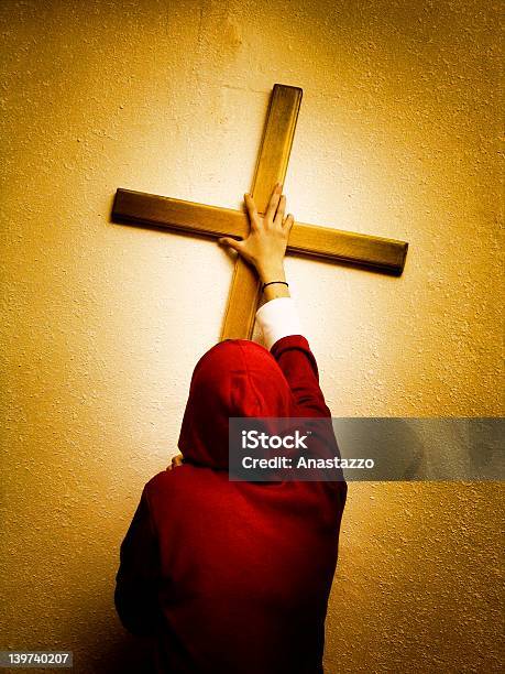 Prendere La Croce E Seguire Me Gesù - Fotografie stock e altre immagini di A forma di croce - A forma di croce, Avvolto, Composizione verticale