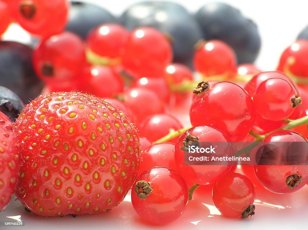 bilberry di ribes, fragole e - Foto stock royalty-free di Agricoltura