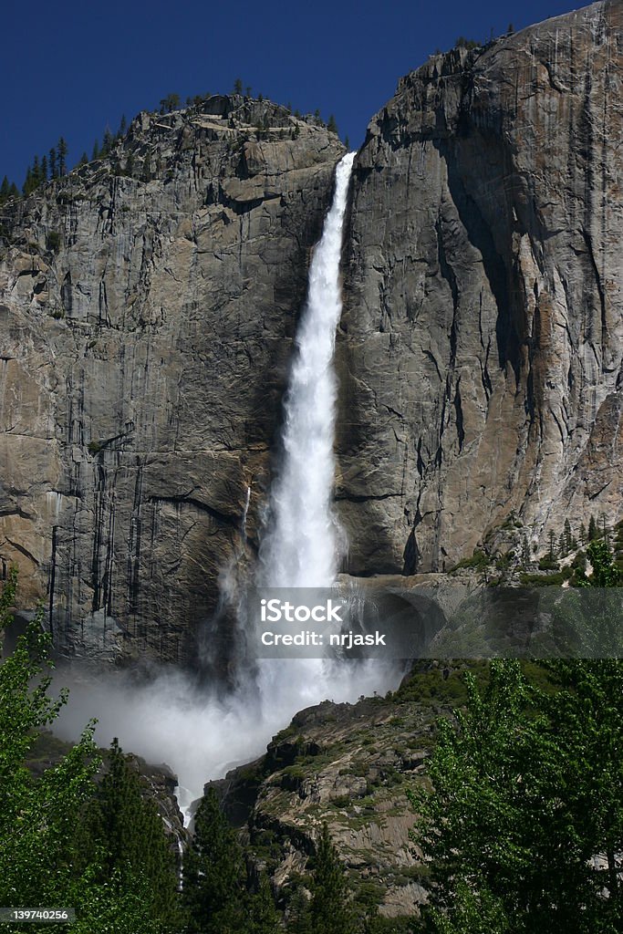 Yosemite Falls no nível máximo - Foto de stock de Atividade Física royalty-free