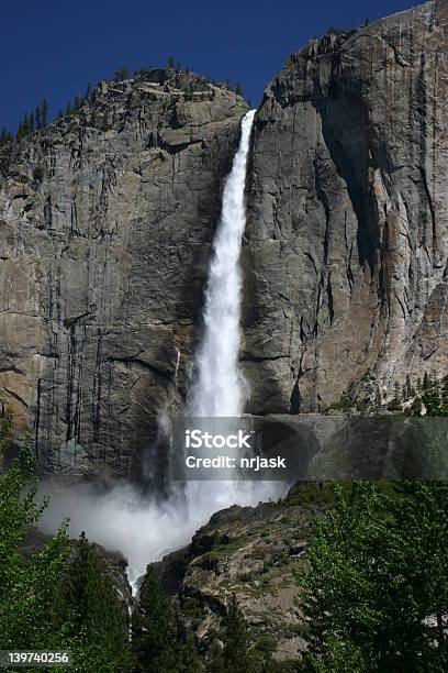 Foto de Yosemite Falls No Nível Máximo e mais fotos de stock de Atividade Física - Atividade Física, Caindo, Califórnia