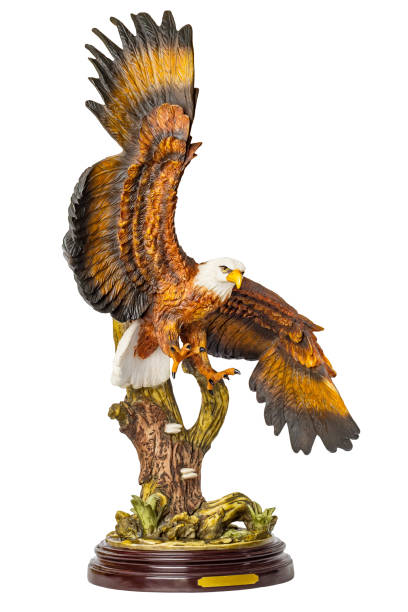 estatueta de águia isolada em fundo branco. pássaro. - artificial wing wing eagle bird - fotografias e filmes do acervo