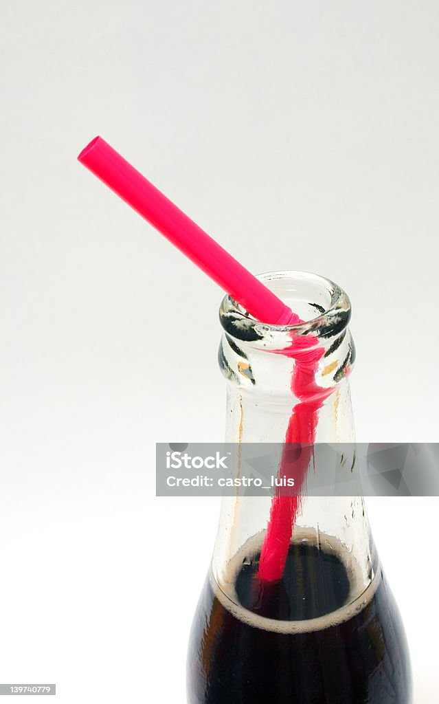 Botella de gaseosa con red de paja - Foto de stock de Anticuado libre de derechos