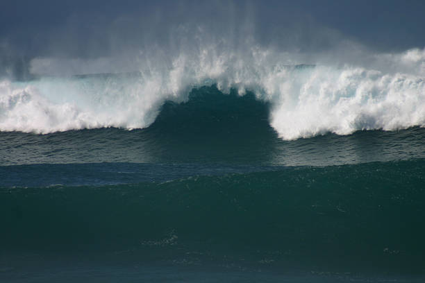 Enorme onda IV - foto de acervo