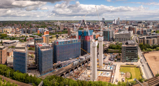 vista aérea da paisagem da cidade de grande canteiro de obras no centro da cidade de leeds - leeds england skyline city uk - fotografias e filmes do acervo