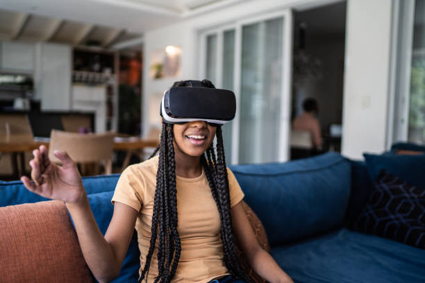 adolescente jugando con gafas de realidad virtual en casa - nativo digital fotografías e imágenes de stock