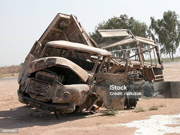 Ied Daños De Bomba De Carretera Foto de stock y más banco de imágenes de Explosivo improvisado - Explosivo improvisado, Borde de la carretera, Bagdad