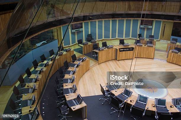Asamblea De Galés Debatiendo Cámara Foto de stock y más banco de imágenes de Gobierno - Gobierno, Gales, Cultura galesa