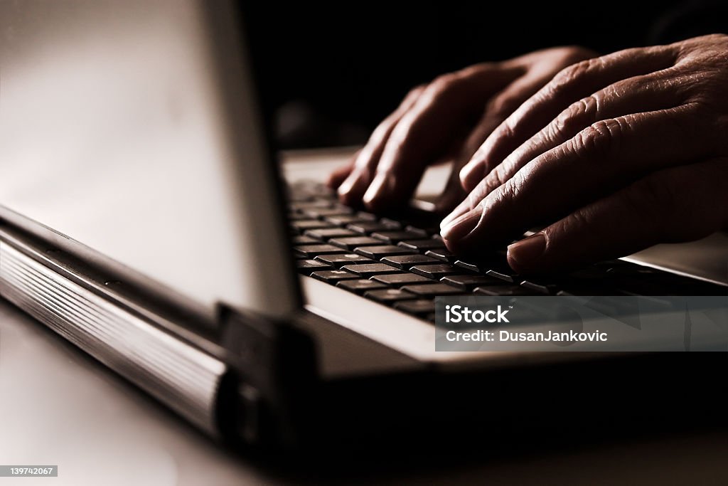 Mãos no teclado de um laptop - Foto de stock de Adulto royalty-free