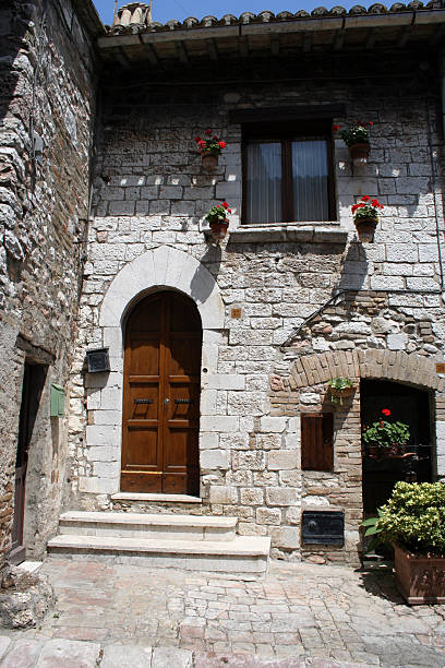 house - rose window assisi wall umbria stock-fotos und bilder