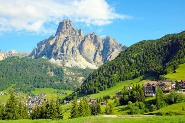 サッソンゲルの前、プエズ・オードル自然公園内 - alta badia ストックフォトと画像