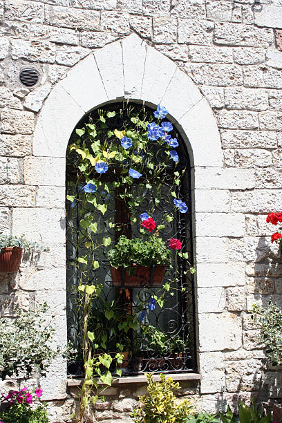 gothique fenêtre et assise - rose window assisi wall umbria photos et images de collection