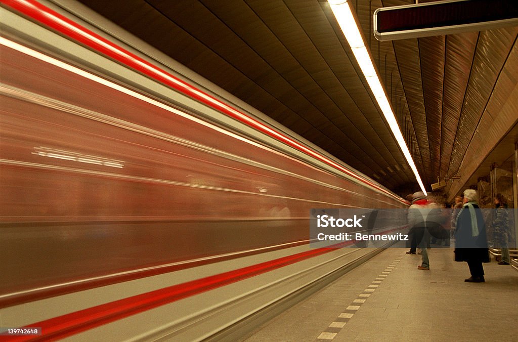 Fast metropolitana di Praga. - Foto stock royalty-free di In fila